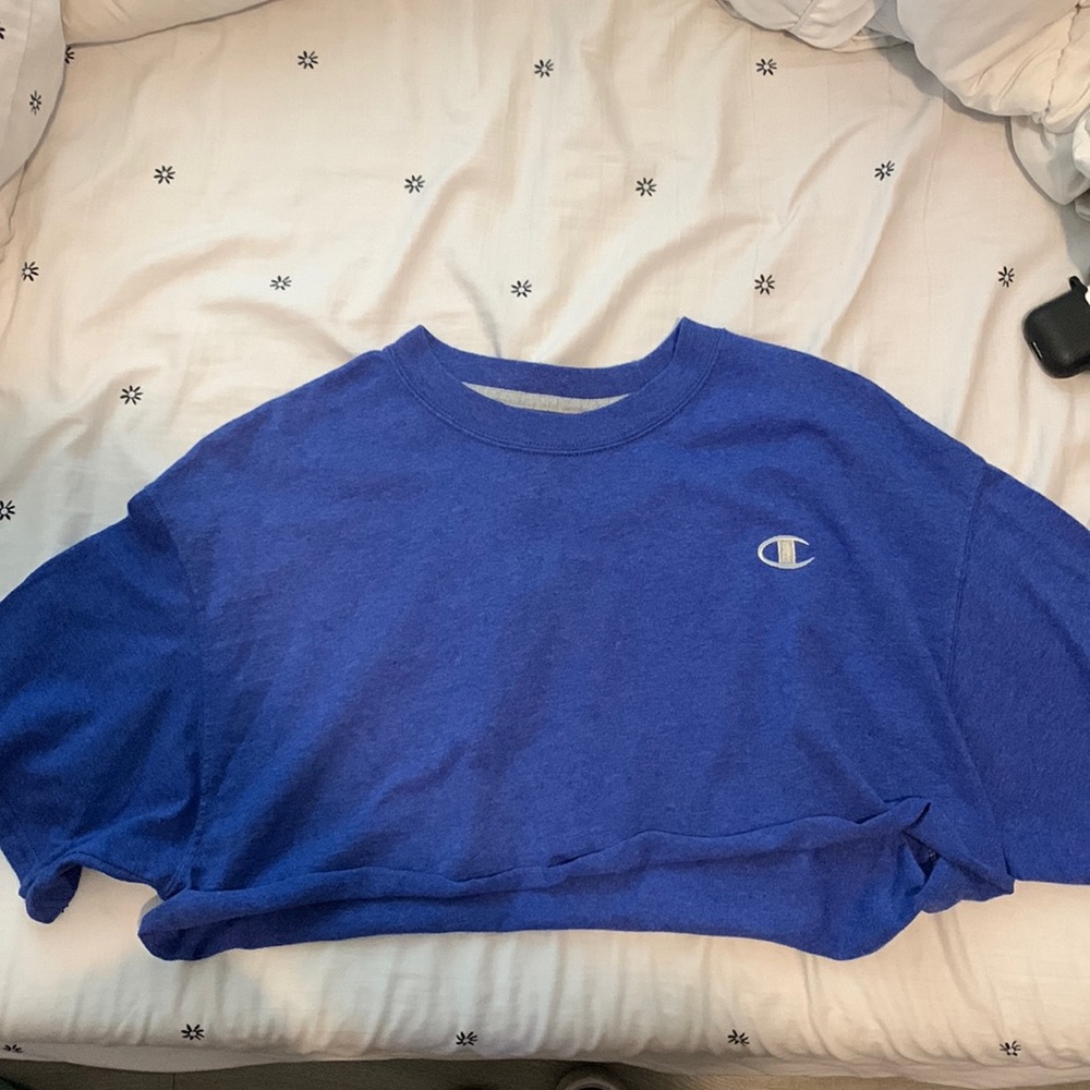 navy blue cropped champion shirt